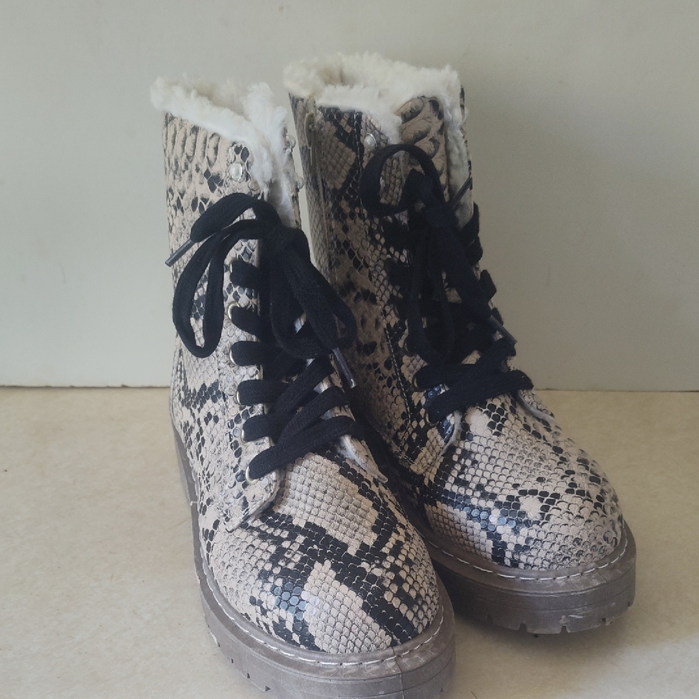 True Craft Black and Cream Snake Print Winter Boots Size 8M